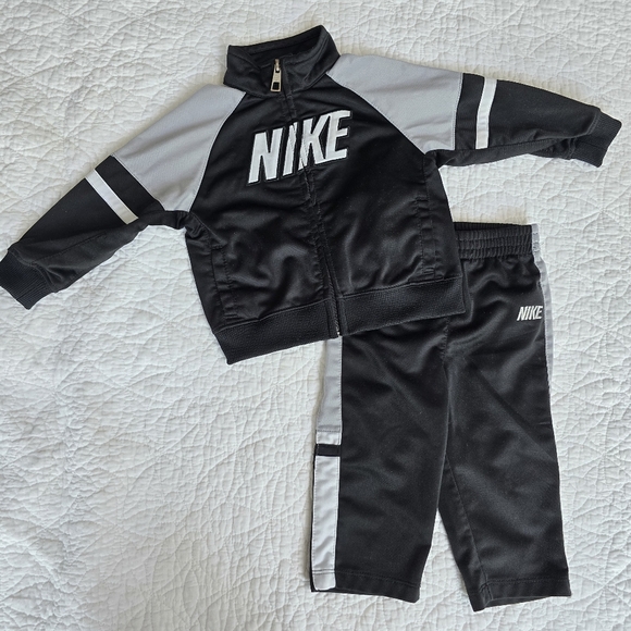 Nike 2-piece Tracksuit Pants Set Outfit Black Gray 12 Months - Picture 1 of 10